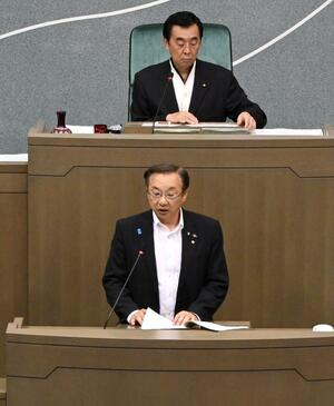 子育て支援複合施設の建設中止を表明した久保田郁夫市長=糸魚川市議会
