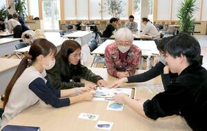 日本人と外国人が一緒に災害について考えた講座＝２３日、新潟市中央区関屋下川原町１