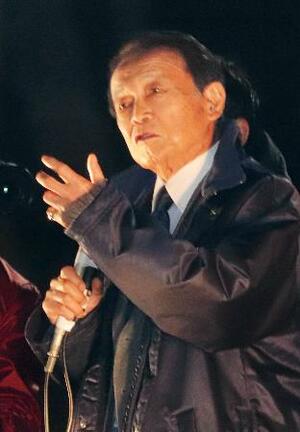 　街頭演説する自民党の麻生副総裁＝４日午後、奈良市