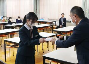 柏崎市の南中学校で行われた2024年度の綾子舞伝承学習の終了式=柏崎市新道