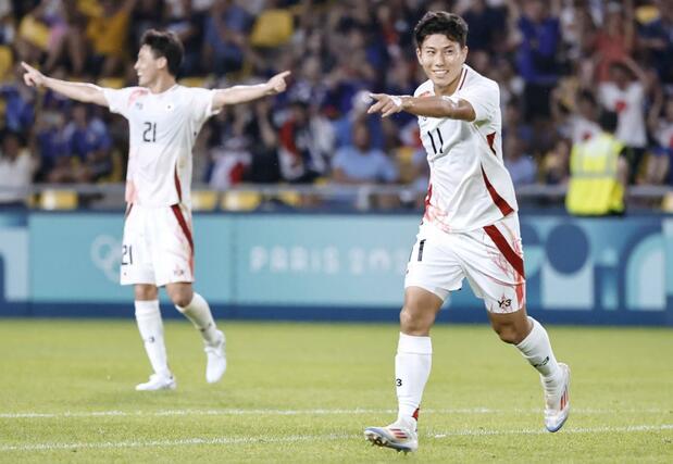 日本－イスラエル　試合終了間際、決勝ゴールを決め、駆け出す細谷（右）＝ナント（ＡＰ＝共同）