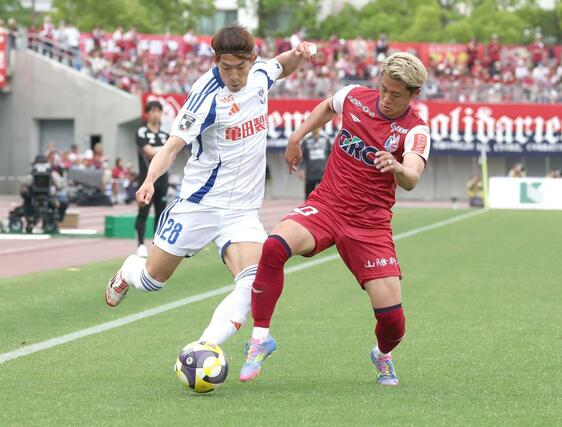 岡山－新潟　後半、競り合うＦＷ太田修介（左）＝ＪＦＥ晴れの国スタジアム