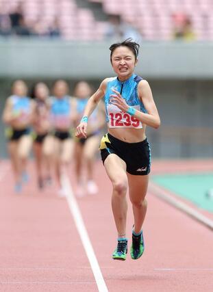 女子８００メートル決勝　大会新記録で２連覇を決めた堤海遥（新潟第一）＝デンカビッグスワン（写真映像部・立川悠平）