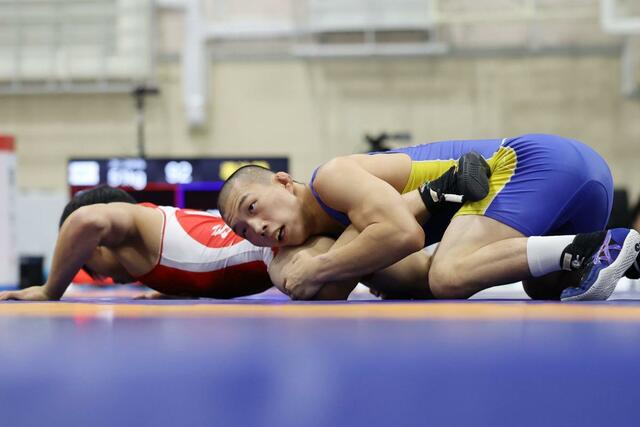 準決勝　相手の背後を取る長谷川太一（右・八海高）＝滋賀県栗東市