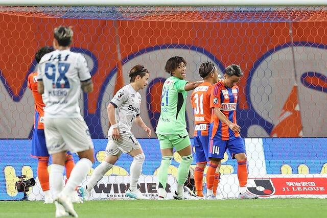 新潟－清水　前半、失点しうつむく新潟の選手たち＝１３日、デンカビッグスワン