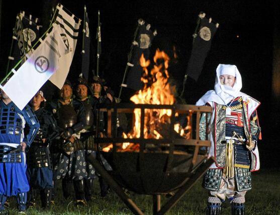 謙信公祭の「川中島合戦の再現」で、家臣らを見守る上杉謙信役の越乃リュウさん＝２４日、上越市大豆の春日山城史跡広場