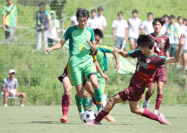 男子準々決勝 帝京長岡-尚志 後半、攻め込む帝京長岡のMF樋口汐音=福島県楢葉町のJヴィレッジ