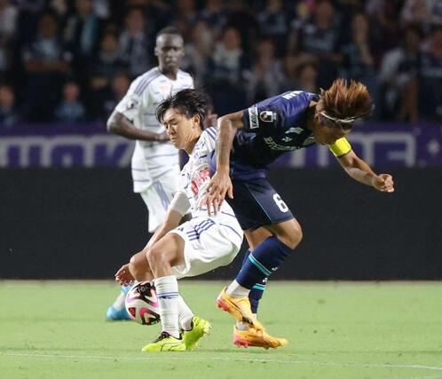 後半、相手の好機を好守で防ぐ新加入のＤＦ橋本健人（４２）