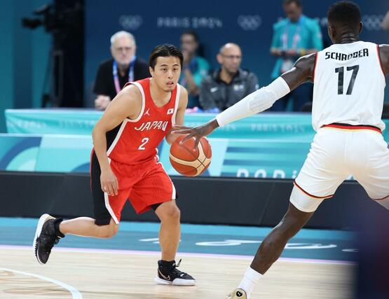 男子バスケットボール 日本-ドイツ 第1クオーター ドリブルで攻める富樫勇樹=7月27日、フランス・リール