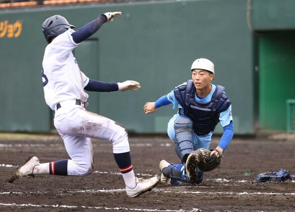 高田北城ー加茂暁星　高田北城３回２死、三走守屋琉希の本塁生還を阻止する加茂暁星の捕手岡島光大＝三条市パールスタ