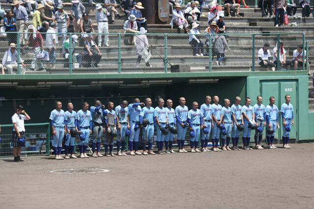 北越－加茂暁星　試合後、ベンチ前に整列する加茂暁星のメンバー＝新発田市五十公野公園野球場