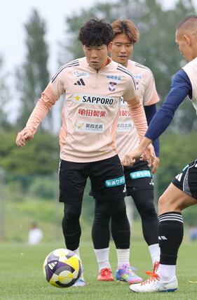 前日練習に励むFW矢村健=聖籠町