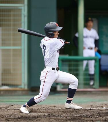 長岡工業９回、先頭の吉岡大騎が安打を放つ＝三条パール金属スタジアム