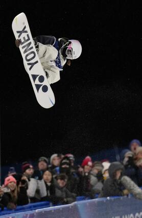 
女子ハーフパイプ決勝　技を決める工藤璃星＝リビーニョ（共同）
