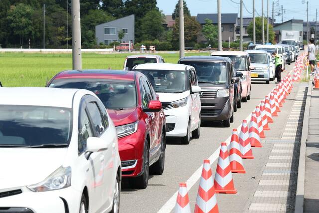 道の駅ながおか花火館に入る車で道路が渋滞する＝２日、長岡市喜多町