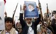 　イエメンの首都サヌアで、米イスラエルによるイランの前最高指導者ハメネイ師の殺害に抗議する人々＝６日（ゲッティ＝共同）
