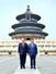　北京の天壇公園で写真に納まる米国のトランプ大統領（左）と中国の習近平国家主席＝１４日（新華社＝共同）