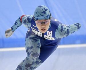 スピードスケートの小学生の大会にオープン参加した吉田雪乃=青森県八戸市