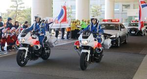 春の全国交通安全運動出発式で交通安全運動に出発する白バイやパトカー＝６日、新潟市中央区の県庁前