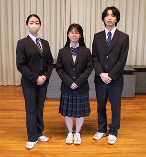 お披露目された小千谷西高の新しい制服を着る生徒=4月23日、小千谷市城内3