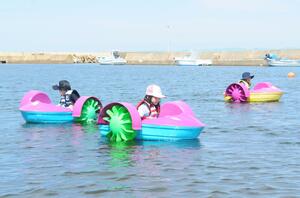 新川漁港でパドラーボートを楽しむ子どもたち=19日、新潟市西区