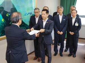 JA県厚生連病院への財政支援を花角英世知事(手前左)に求める「地域医療連携推進協議会」の市長ら=4日、県庁