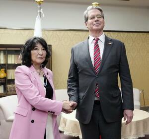 27日、片山財務相(左)との会談を前に握手するベセント米財務長官=27日夜、財務省