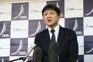 就航から1年を迎え、課題や展望を語るトキエアの長谷川政樹社長=1日、新潟市東区