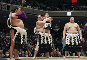 引退相撲で長男照務甚ちゃんを連れて最後の土俵入りに臨む元横綱照ノ富士の伊勢ケ浜親方。太刀持ちは横綱豊昇龍、露払いは横綱大の里=31日、東京・両国国技館