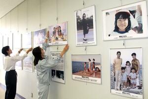 拉致被害者と家族の日常写真などが並ぶパネル展の会場=5月22日、五泉市郷屋川1の市立図書館
