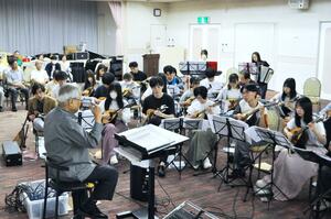 練習の成果を披露する明治大学マンドリン倶楽部の学生=8月14日、南魚沼市小栗山