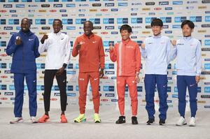 東京マラソンを前に記者会見し、ポーズをとる(右から)其田健也、山下一貴、鈴木健吾、エリウド・キプチョゲら=3月1日、東京都内