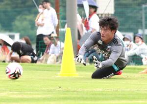 フルメニューの練習をこなしたGK小島亨介=聖籠町