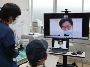南佐渡地域医療センターで行われているオンライン診療。患者には看護師が付き添う=1月16日、佐渡市羽茂本郷