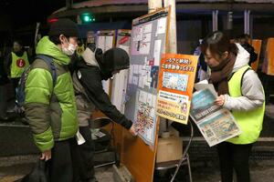湯沢町職員がふるさと納税を呼びかけた「ゆざわナイトマルシェ」=JR越後湯沢駅前
