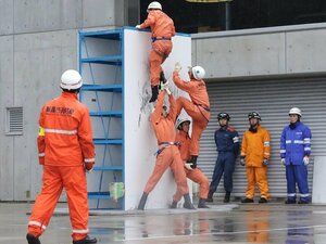 県内の消防士が訓練の成果を競った県消防救助技術大会=新潟市中央区鐘木
