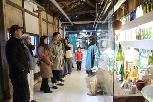 酒蔵見学を楽しむ中国人観光客ら=1月28日、新潟市中央区の今代司酒造