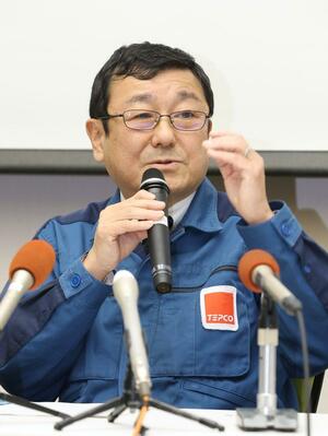 再稼働したばかりの６号機を停止すると発表した東京電力柏崎刈羽原発の稲垣武之所長＝２２日、柏崎刈羽原発