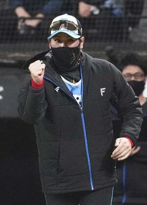 ガッツポーズする日本ハム・新庄監督=4月、エスコンフィールド