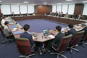 厚労省で開かれた中央最低賃金審議会の小委員会=4日午前