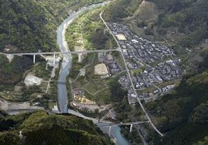 川辺川ダム建設に伴う水没予定地周辺。集落は高台の代替地(右)に移転した=2024年4月、熊本県五木村(共同通信社ヘリから)