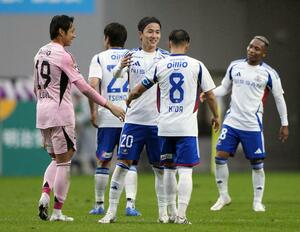 京都に勝利し喜ぶ天野(中央)ら横浜Mイレブン=サンガS