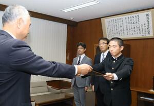 表彰状を受け取る新潟高野球部の武田知也主将(右)=新潟市中央区