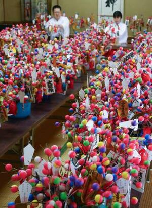 　熊野速玉大社で最盛期を迎えた節分の縁起物「吉兆」作り＝２６日、和歌山県新宮市