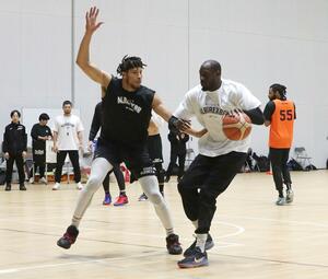 横浜EX戦に向けて調整する新潟のファイ(右)=アオーレ長岡