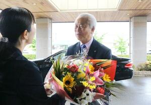 職員らに迎えられて登庁する佐野恒雄町長=22日、田上町原ケ崎新田