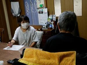 定期訪問をするケアマネジャーの東洋子さん