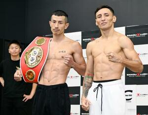 　ＩＢＦフライ級世界戦の前日計量を終え、ポーズをとる王者の矢吹正道（左）と挑戦者のフェリックス・アルバラード＝２６日、愛知県国際展示場