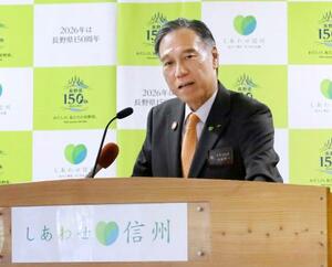 定例記者会見で発言する長野県の阿部守一知事=9日午後、長野県庁