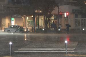 激しい雨が打ち付ける新潟市中央区の万代地区=7日午後11時前、新潟市中央区万代3
